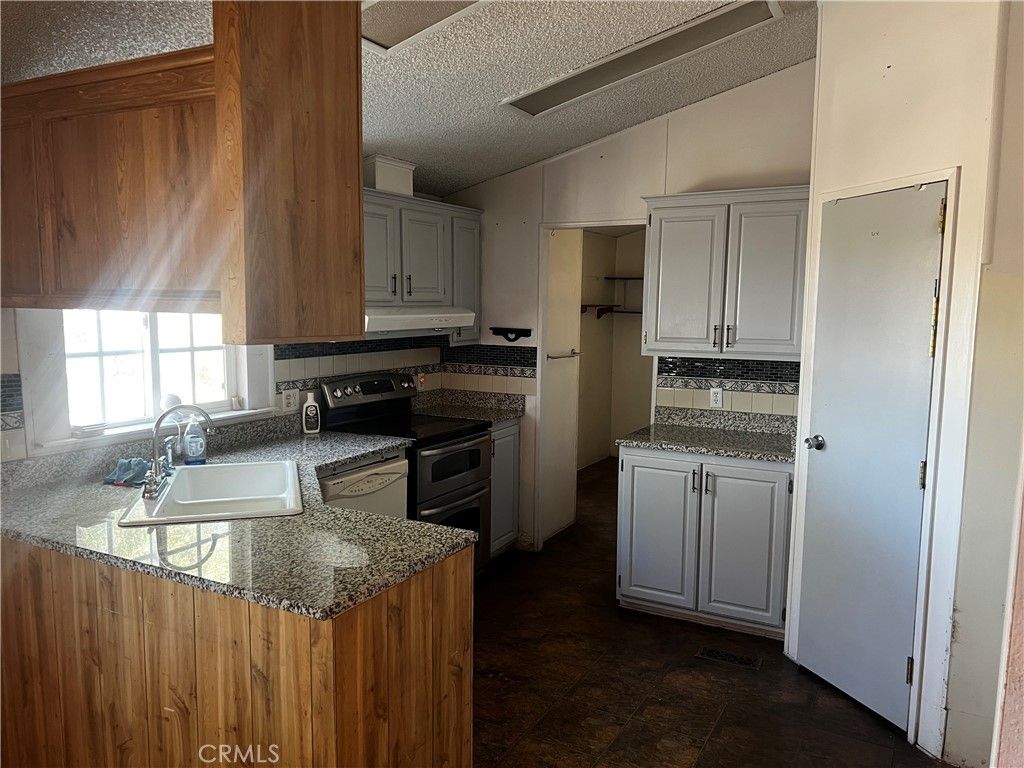 Image 6 of property listing at 3001 MCMILLAN Lane, Phelan, CA 92372