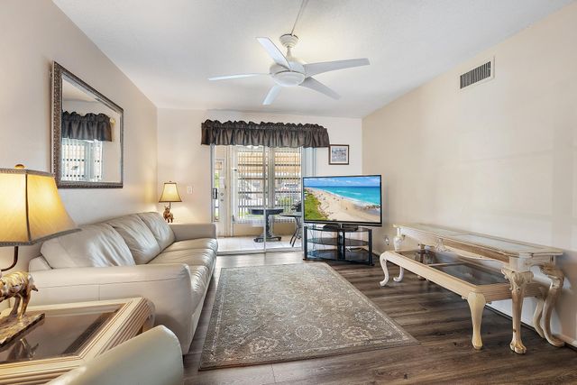 2164 NE 1st Way 102, Boynton Beach, FL 33435