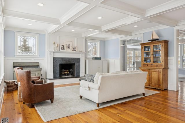 20575 Summerville Road, Deephaven, MN 55331