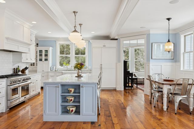 20575 Summerville Road, Deephaven, MN 55331