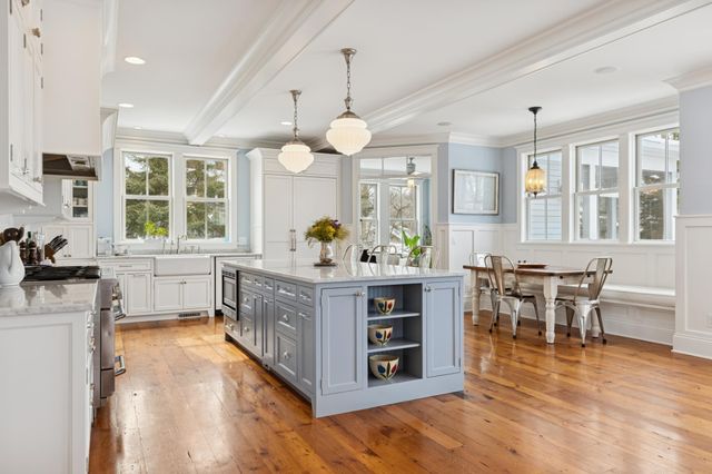 20575 Summerville Road, Deephaven, MN 55331