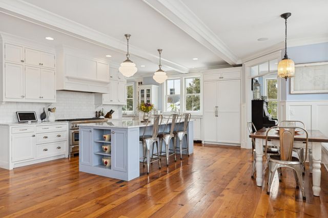 20575 Summerville Road, Deephaven, MN 55331