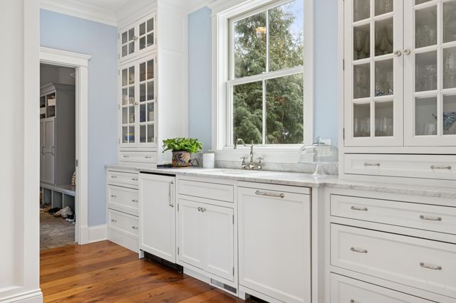 20575 Summerville Road, Deephaven, MN 55331