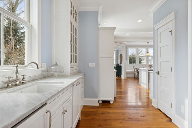 20575 Summerville Road, Deephaven, MN 55331