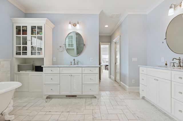 20575 Summerville Road, Deephaven, MN 55331