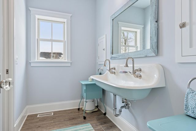 20575 Summerville Road, Deephaven, MN 55331