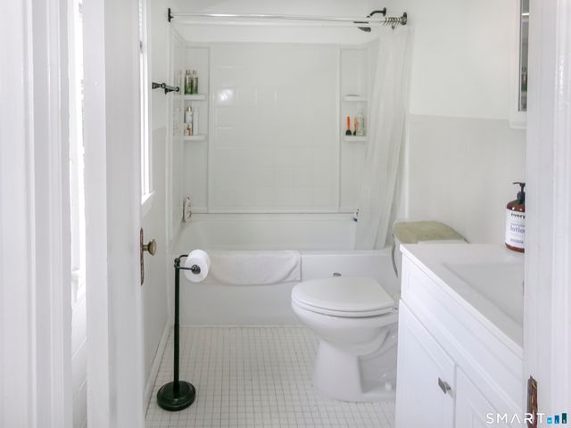 20 Lone Oak Avenue, Waterbury, CT 06710