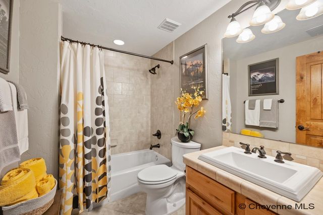 7712 SHADOW MTN CIR, Cheyenne, WY 82009