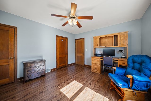 2134 W Locust Street, Davenport, IA 52804