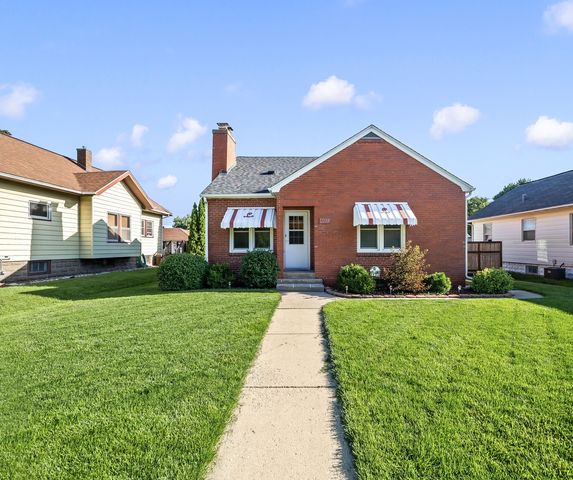 2134 W Locust Street, Davenport, IA 52804