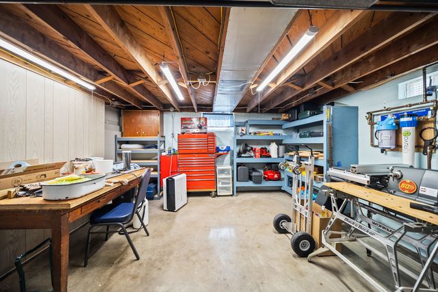 2134 W Locust Street, Davenport, IA 52804