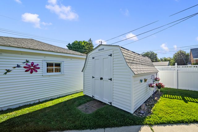 2134 W Locust Street, Davenport, IA 52804