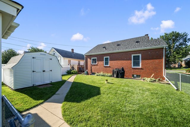 2134 W Locust Street, Davenport, IA 52804