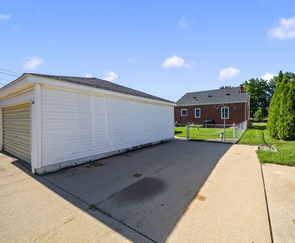 2134 W Locust Street, Davenport, IA 52804