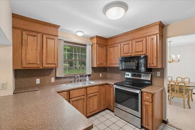 11 Parkhurst Drive, Hudson, NH 03051