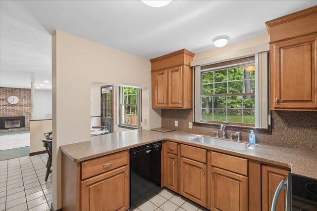 11 Parkhurst Drive, Hudson, NH 03051