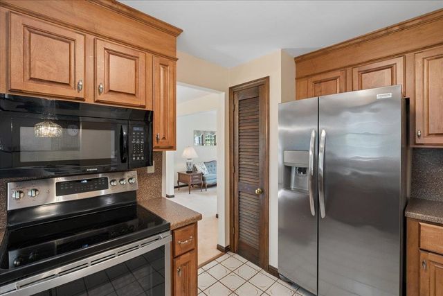 11 Parkhurst Drive, Hudson, NH 03051