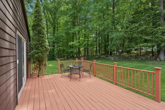 11 Parkhurst Drive, Hudson, NH 03051