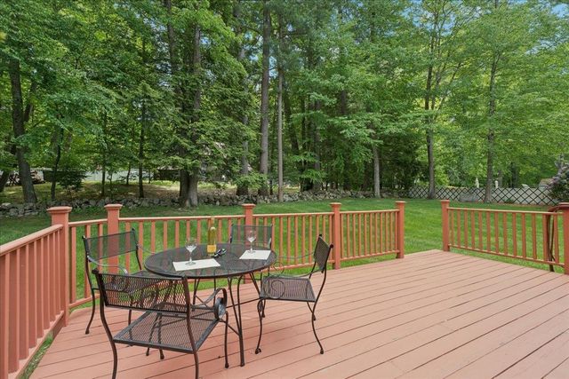 11 Parkhurst Drive, Hudson, NH 03051