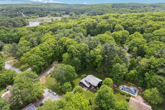 11 Parkhurst Drive, Hudson, NH 03051