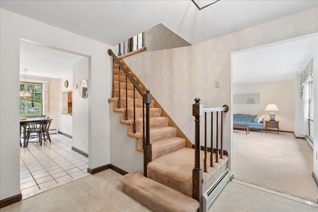 11 Parkhurst Drive, Hudson, NH 03051