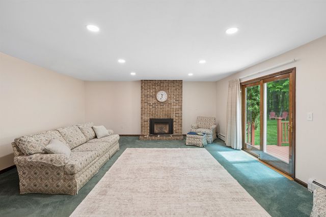11 Parkhurst Drive, Hudson, NH 03051