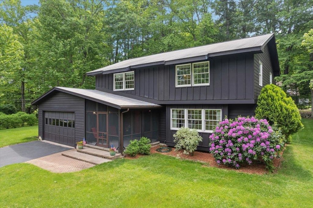 11 Parkhurst Drive, Hudson, NH 03051