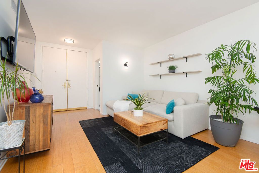 1131 Alta Loma Road 123, West Hollywood, CA 90069