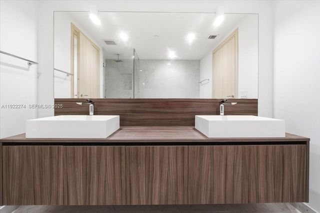 1000 Brickell Plz 3211, Miami, FL 33131