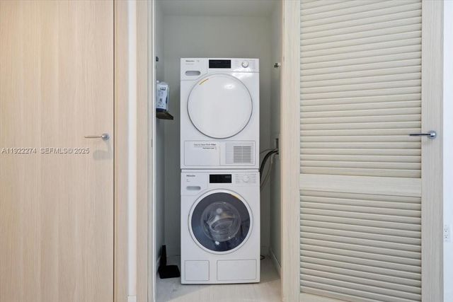 1000 Brickell Plz 3211, Miami, FL 33131