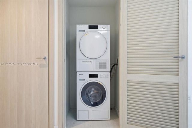 1000 Brickell Plz 3211, Miami, FL 33131