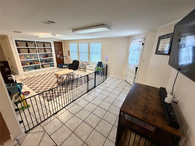 102 S Mattson Street, West Columbia, TX 77486
