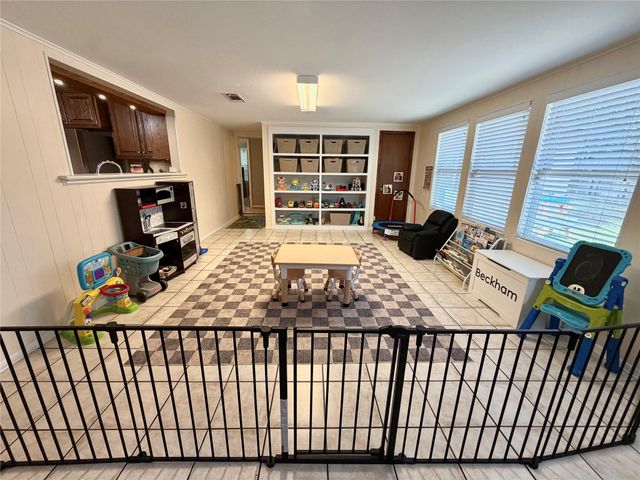 102 S Mattson Street, West Columbia, TX 77486