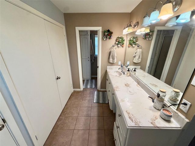 102 S Mattson Street, West Columbia, TX 77486