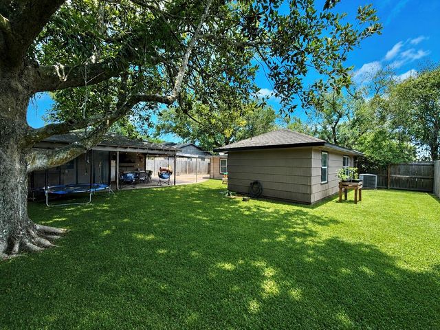 102 S Mattson Street, West Columbia, TX 77486