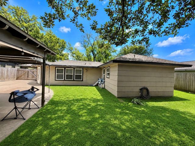 102 S Mattson Street, West Columbia, TX 77486