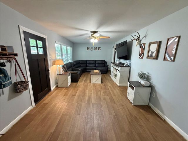 102 S Mattson Street, West Columbia, TX 77486