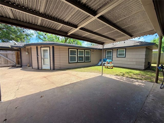 102 S Mattson Street, West Columbia, TX 77486