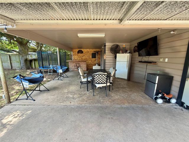 102 S Mattson Street, West Columbia, TX 77486
