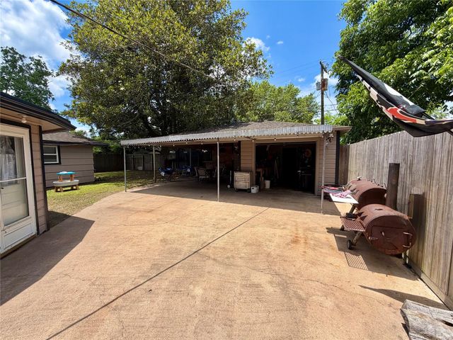 102 S Mattson Street, West Columbia, TX 77486