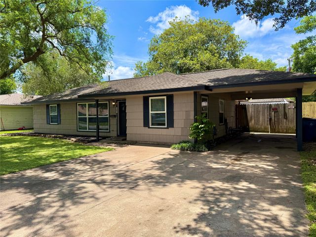 102 S Mattson Street, West Columbia, TX 77486