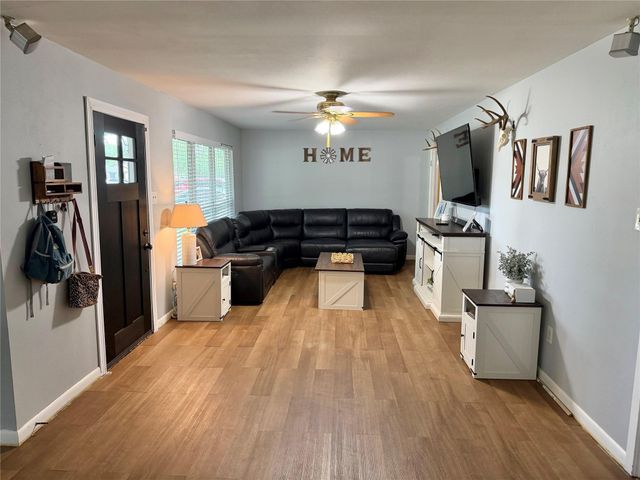 102 S Mattson Street, West Columbia, TX 77486