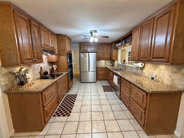 102 S Mattson Street, West Columbia, TX 77486