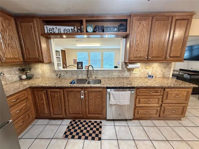 102 S Mattson Street, West Columbia, TX 77486