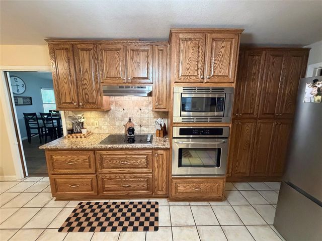 102 S Mattson Street, West Columbia, TX 77486