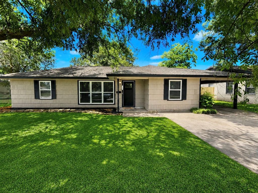 102 S Mattson Street, West Columbia, TX 77486