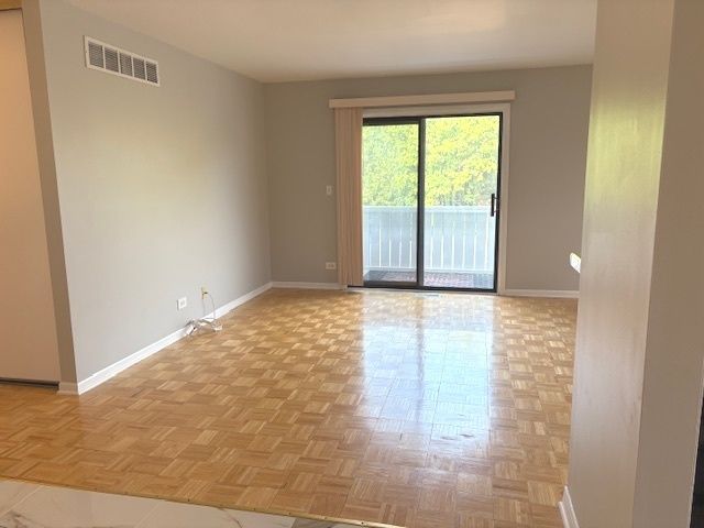 2S717 Winchester Circle 4, Warrenville, IL 60555