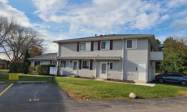 2S717 Winchester Circle 4, Warrenville, IL 60555