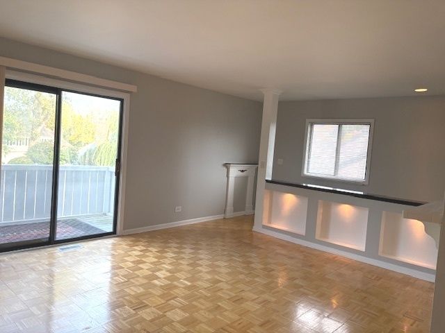 2S717 Winchester Circle 4, Warrenville, IL 60555