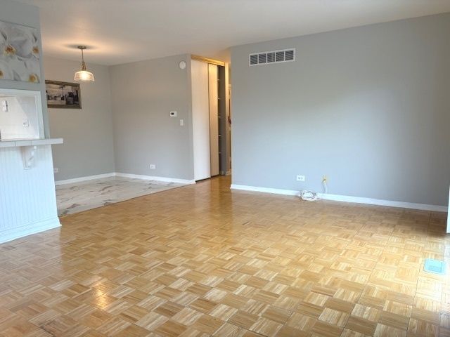 2S717 Winchester Circle 4, Warrenville, IL 60555